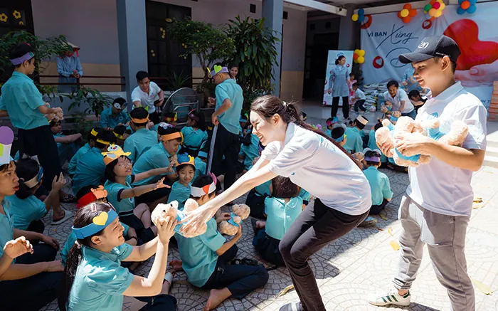 Biểu tượng tai nghe và nhân viên hỗ trợ, minh họa dịch vụ chăm sóc khách hàng 24/7 của Hi8.